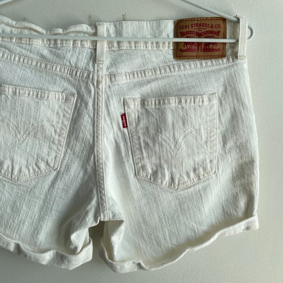 EVERYTHING MUST GO: LEVI'S DENIM SHORTS - Picture 3 of 6